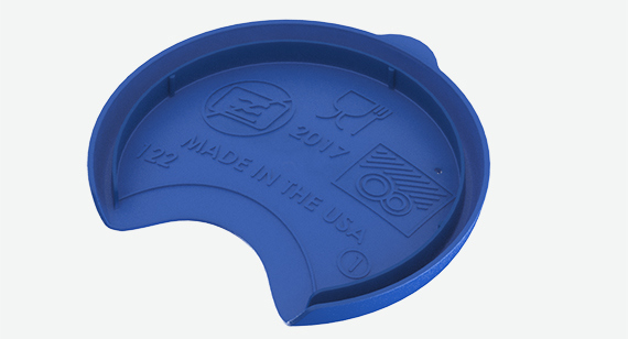 Couvercle avec lettrage en plastique injecté par Protolabs