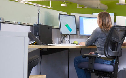 Ingeniero sentado frente al ordenador