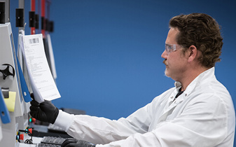 Un técnico de laboratorio desarrolla procesos de Impresión 3D