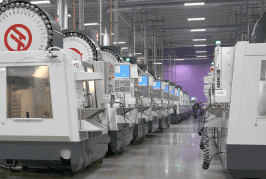 Eine Reihe von CNC-Fräsen bei Protolabs