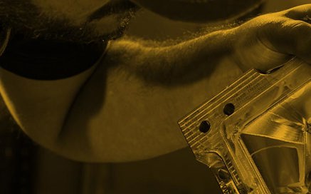 Techniker, der ein Spritzgusswerkzeug untersucht