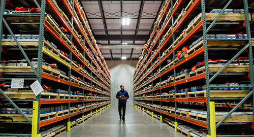 entrepôt de moulage par injection stockant plusieurs blocs de moules