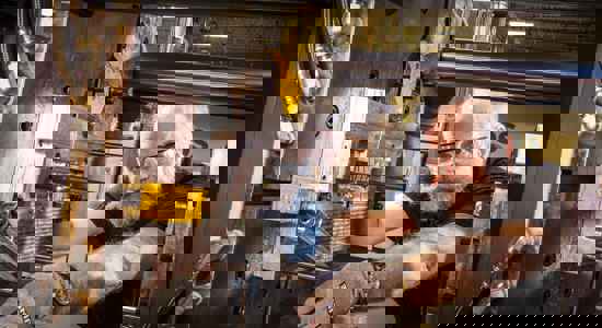 Uomo utilizzando una macchina di stampaggio a Iniezione