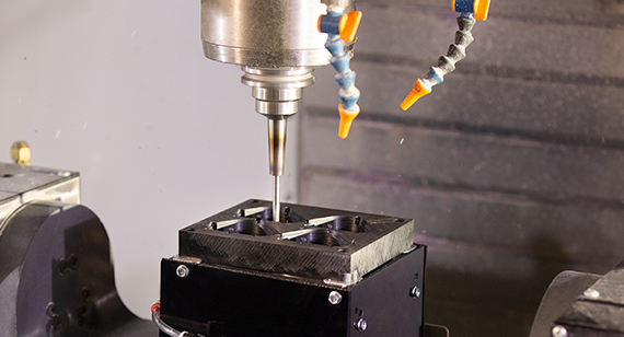 Blocco di plastica sotto una fresa CNC