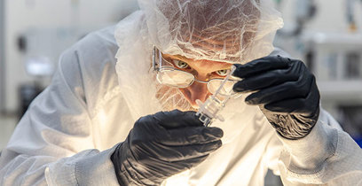 Un tecnico della qualità esamina un pezzo in plastica