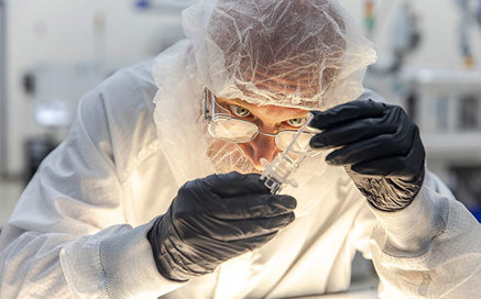 Ein Qualitätstechniker prüft ein Kunststoffteil