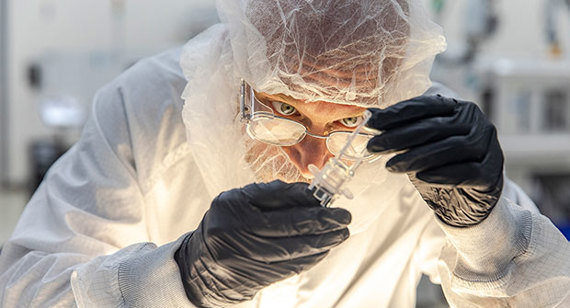 Un technicien qualité analyse les pièces