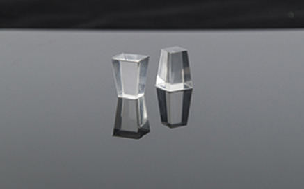 Un ingeniero de productos examina una pieza prototipo