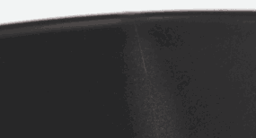 Pièce en plastique injectée avec une ligne de soudure apparente