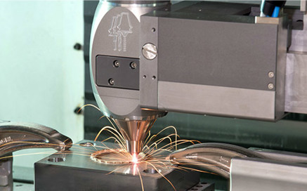 La fabricación híbrida combina la impresión 3D y el mecanizado CNC