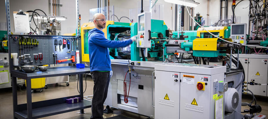 Silicone rubber injection moulding operator