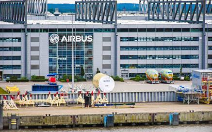 La soluzione di produzione combinata di Protolabs aiuta l'innovatore leader nel settore aeronautico a sviluppare batterie.