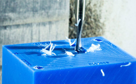 Fraisage CNC d'un bloc en nylon bleu