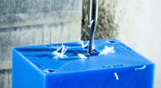 Fresado CNC de un bloque de nailon azul