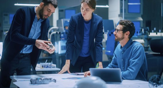 Kollegen bei der Zusammenarbeit