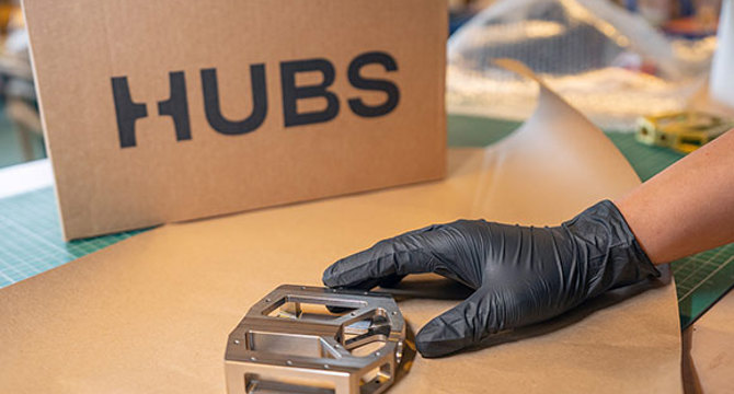 Parte in Metallo in corso di imballaggio